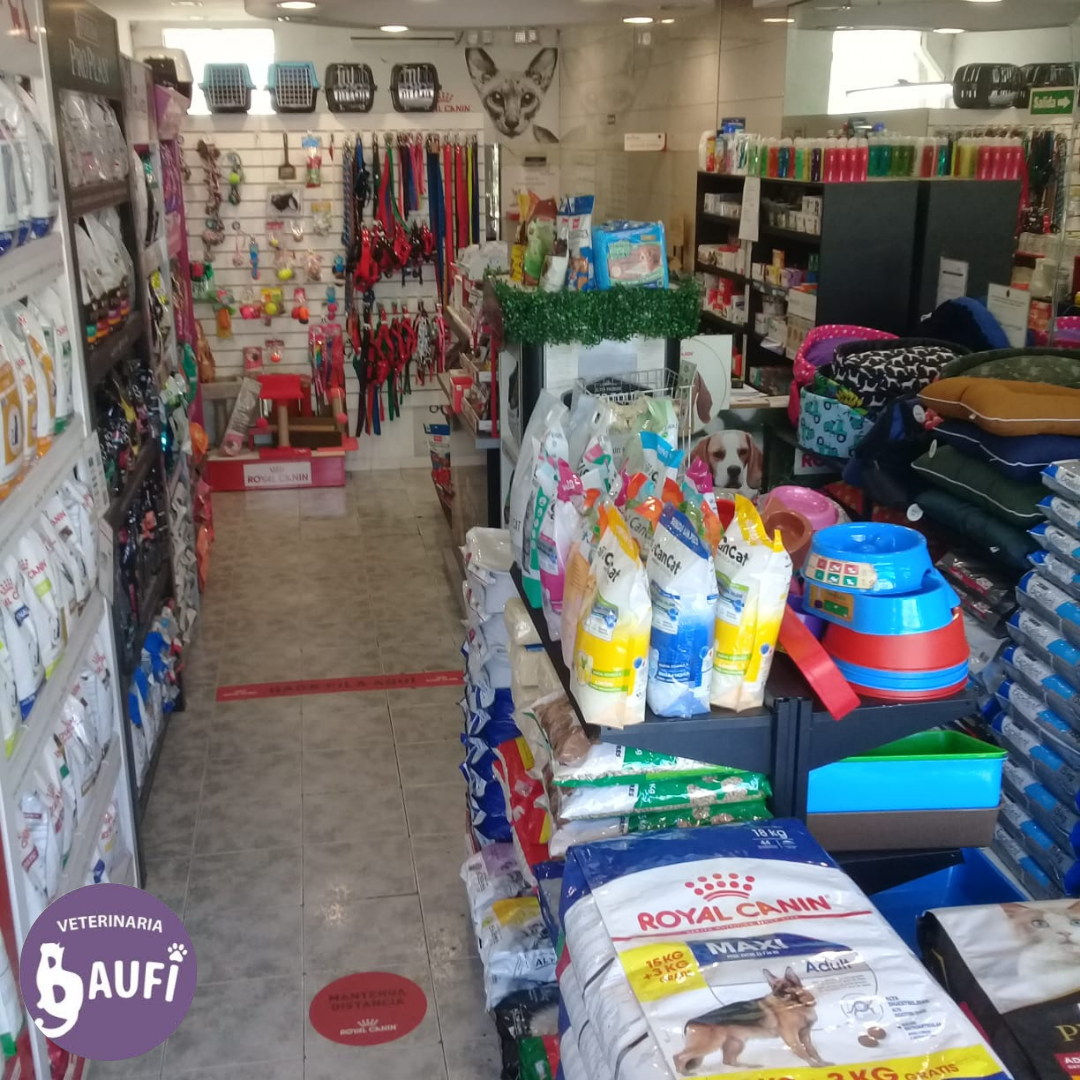 Interior de Veterinaria, pet shop Baufi con productos para mascotas