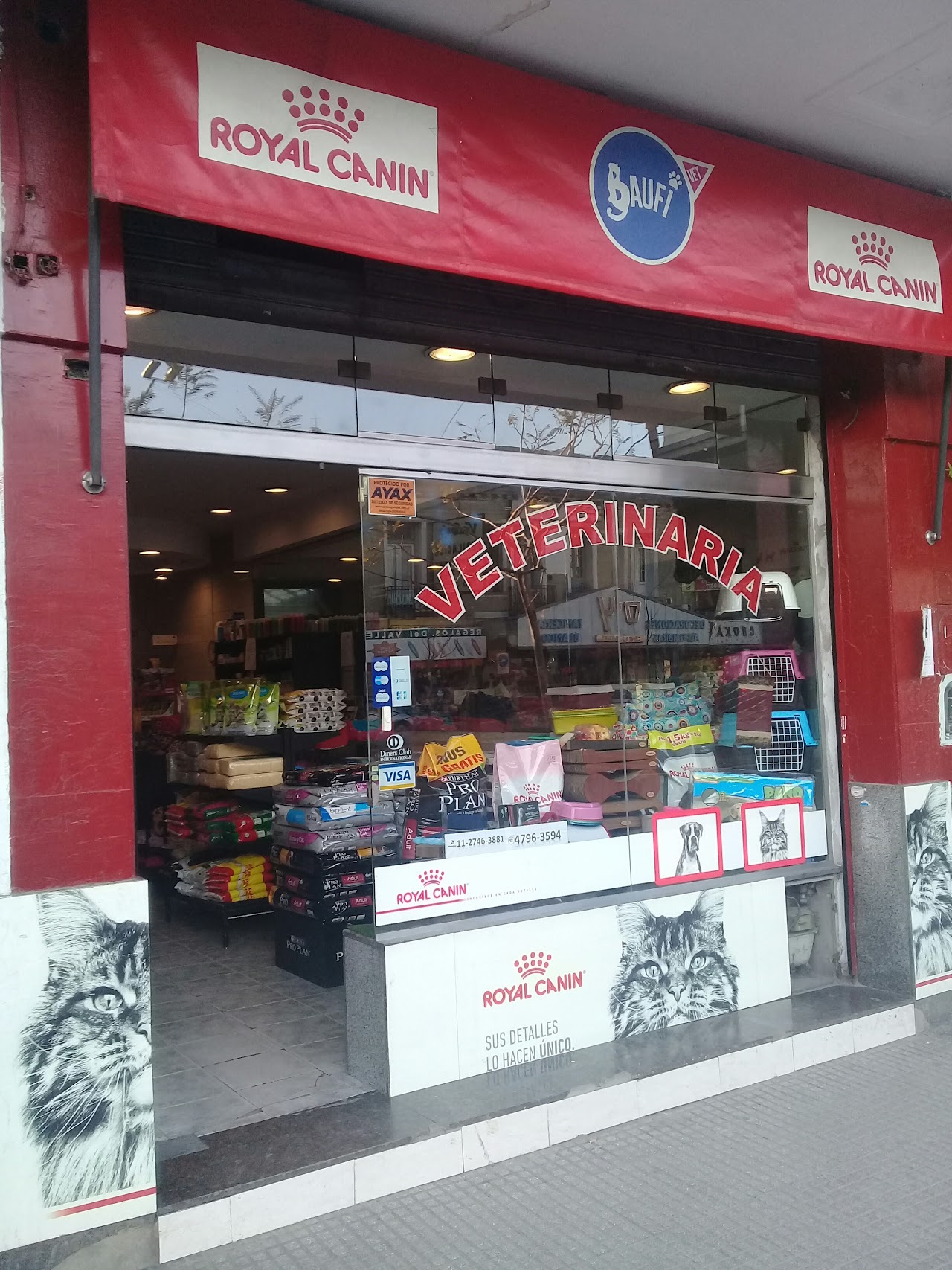 Vidriera de Veterinaria, pet shop Baufi en Vicente López